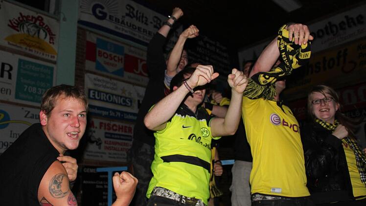 Eine Geste wie eine Kampfansage - Dortmunds Fans nach "ihrem" dem Ausgleichstreffer.