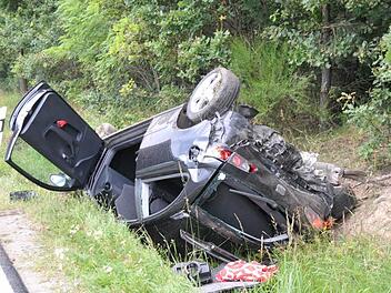 Einer der beiden Unfallwagen zwischen Weisendorf und Hammerbach. Foto: Roland Meister