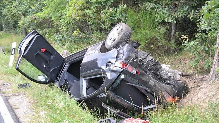Einer der beiden Unfallwagen zwischen Weisendorf und Hammerbach. Foto: Roland Meister