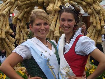 Lea I. (l.) reicht ihr Amt an Isabella I. weiter. Fotos: Weiler