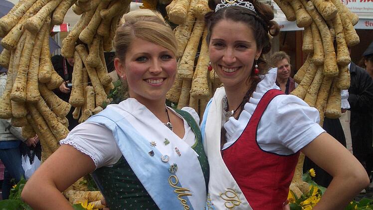 Lea I. (l.) reicht ihr Amt an Isabella I. weiter. Fotos: Weiler