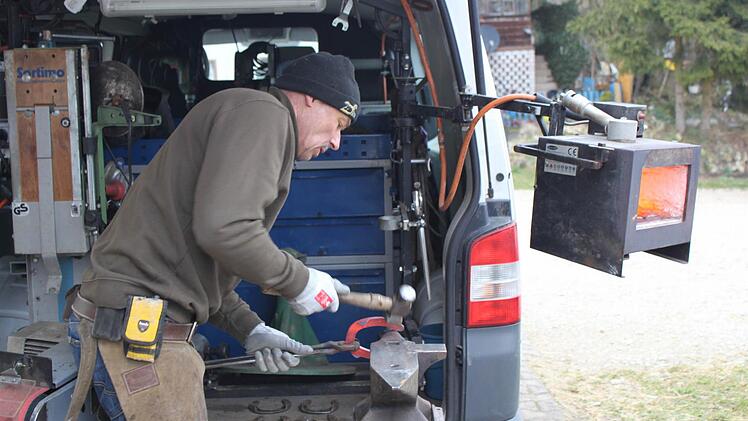 Hellgrewe schmiedet ein heißes Eisen. Foto: Carmen Schwind