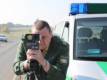 Der Umgang mit der Laserpistole will gelernt sein. Die Kulmbacher Polizei hat zehn Beamte in ihren Reihen, die mit dieser Technik den Verkehr in Stadt und Landkreis überwachen. Foto: BR-Archiv
