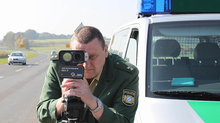 Der Umgang mit der Laserpistole will gelernt sein. Die Kulmbacher Polizei hat zehn Beamte in ihren Reihen, die mit dieser Technik den Verkehr in Stadt und Landkreis überwachen. Foto: BR-Archiv