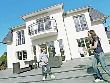 Bodentiefe Fenster sorgen für das passende Licht.  Foto: VFF/hilzinger GmbH