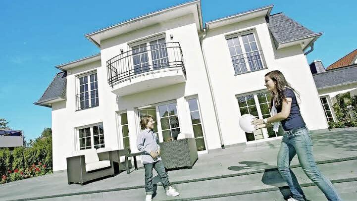 Bodentiefe Fenster sorgen für das passende Licht.  Foto: VFF/hilzinger GmbH