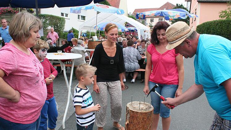 So nagelt man treffsicher! Foto: Evi Seeger