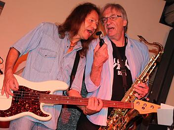 Kongeniales Duo: Bassist Peter Tobolla und Saxophonist Udo Schwendler von der "NC Brown Blues Band" begeisterten das Publikum im Lichtenfelser Stadtschloss. Foto: Stephan Stöckel