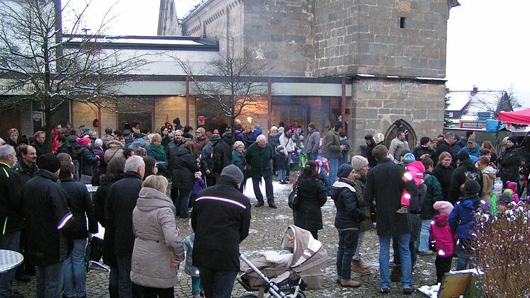 Die ersten Besucher am Markt Foto: Heidi Amon