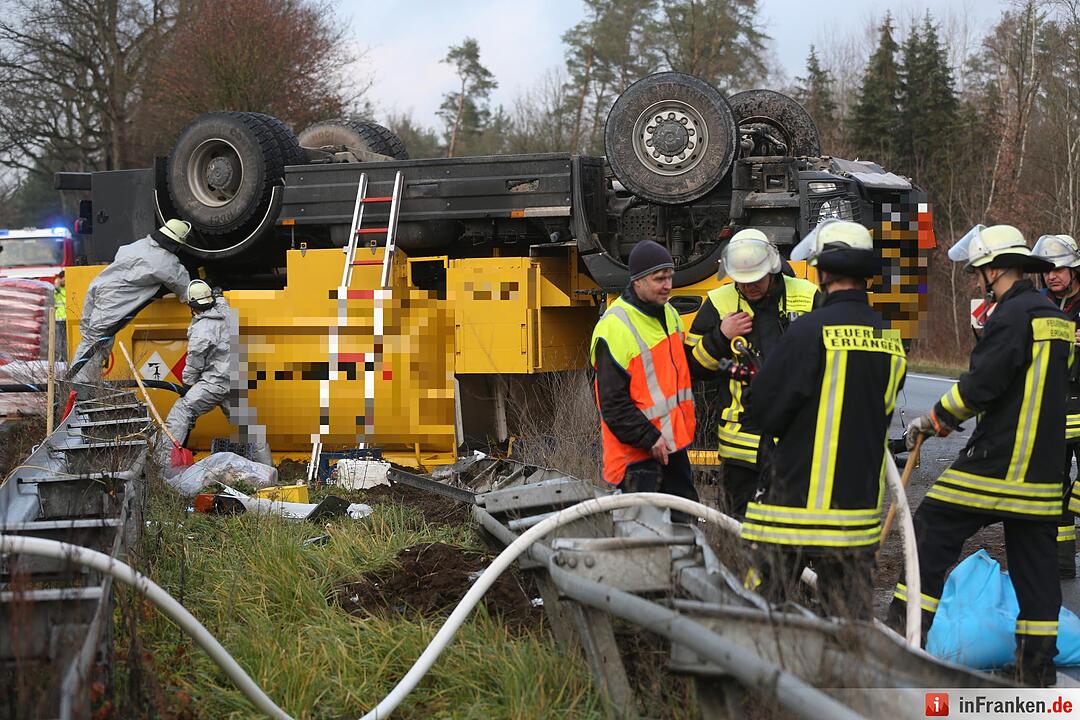 Erlangen: Tanklaster kippt um
