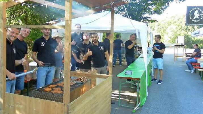 Auch am Grill bewähren sich die Brotbackfreunde aus Kirchlauter. Fotos: privat