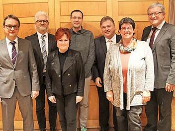 Die neuen Vorstandsmitglieder der Fassoldshofer Fördervereine mit den Vertretern der Rummelsberger Dienste und Landrat Klaus Peter Söllner (Dritter von rechts) Foto: Sonny Adam