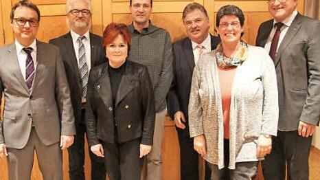 Die neuen Vorstandsmitglieder der Fassoldshofer Fördervereine mit den Vertretern der Rummelsberger Dienste und Landrat Klaus Peter Söllner (Dritter von rechts) Foto: Sonny Adam