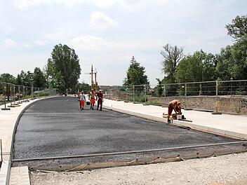 Diese Schicht Gussasphalt schützt seit gestern den Beton der neuen Aischbrücke.