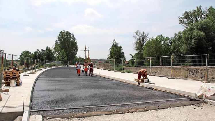 Diese Schicht Gussasphalt schützt seit gestern den Beton der neuen Aischbrücke.