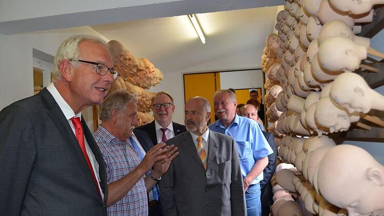 Geschäftsführer Reinhardt Hofmann lässt die Gäste aus der Welt der Politik in die faszinierende Welt der Figuren und Tiermodelle eintauchen. Foto: Gabi Bertram