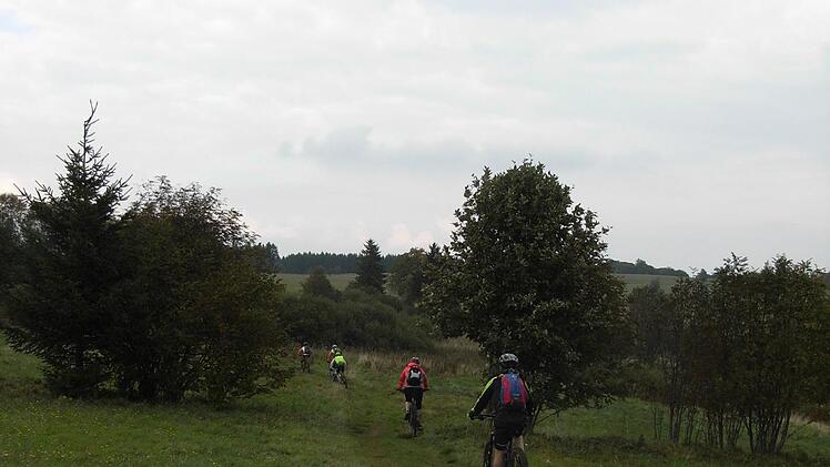 Auch Radler sind in der Langen Rhön unterwegs. Foto: Joachim Rübel