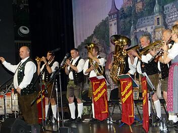 Die Kulmbocher Stollmusikanten und die befreundeten Tanngrindler Musikanten sorgten für vier Stunden gute Laune in der Stadthalle.  Foto: Werner Oetter
