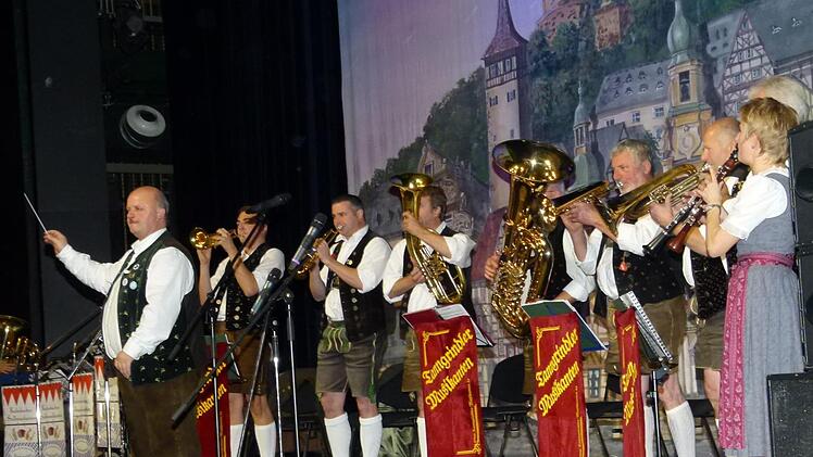 Die Kulmbocher Stollmusikanten und die befreundeten Tanngrindler Musikanten sorgten für vier Stunden gute Laune in der Stadthalle.  Foto: Werner Oetter