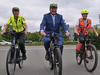 Bayerns Innenminister Joachim Herrmann stellte die neuen Räder in Erlangen gemeinsam mit den Sanitäterinnen Johanna Nachtmann und Leonie Walter vor.privat