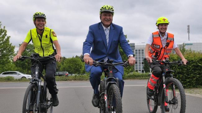 Bayerns Innenminister Joachim Herrmann stellte die neuen Räder in Erlangen gemeinsam mit den Sanitäterinnen Johanna Nachtmann und Leonie Walter vor.privat