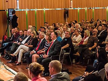 Reges Publikumsinteresse verzeichnete der Regionentalk am Mittwoch im bestens besuchten Coburger Kongresshaus. Die acht Direktkandidaten für die Landtagswahl stellten sich kritischen Fragen. Moderiert wurde der Abend von  den Redaktionsleitern Oliver Schmidt (Coburger Tageblatt) und Thomas Apfel (Radio Eins).Foto: Jochen Berger