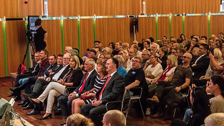 Reges Publikumsinteresse verzeichnete der Regionentalk am Mittwoch im bestens besuchten Coburger Kongresshaus. Die acht Direktkandidaten für die Landtagswahl stellten sich kritischen Fragen. Moderiert wurde der Abend von  den Redaktionsleitern Oliver Schmidt (Coburger Tageblatt) und Thomas Apfel (Radio Eins).Foto: Jochen Berger