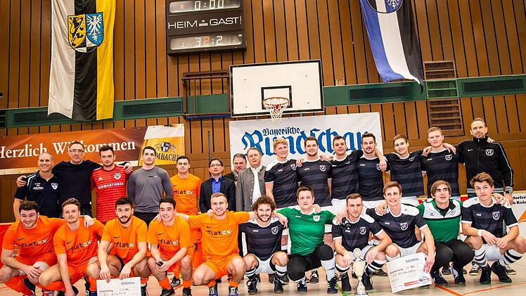 Die Finalisten, links der ATS Kulmbach (2.), rechts Sieger VfR Katschenreuth mit (Mitte, von links) BR-Redaktionsleiter Alexander Müller, Landrat Klaus Peter Söllner und OB Henry Schramm. Foto: Alexander Muck
