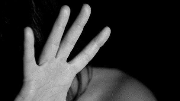 Ein 36-Jähriger aus dem Kreis Kronach soll seine Exfreundin geschlagen und mit einem Elektroschocker angegriffen haben.  Symbolfoto: ninocare/pixabay