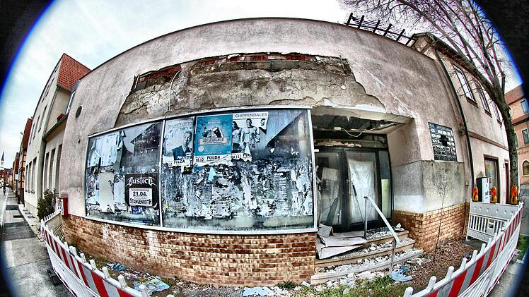 Schon seit langer Zeit geschlossen ist dieses Geschäft in Poppenlauer. Ein  Förderprogramm soll nun Geschäfts- und Betriebsinhabern unter die Arme  greifen und Neugründungen ermöglichen. Foto: Dieter Britz