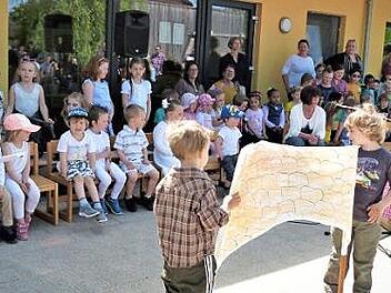 Unser Bild zeigt die Kinder beim Märchenspiel "Frau Holle". Foto: Werner Reißaus