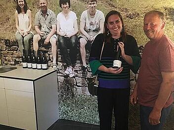 Carolina Erthal strahlt über das Gastgeschenk von Winzer Klaus Schäfer, eine Flasche Grauburgunder mit dem Namen "von Erthal".  Foto: Julia Schäfer