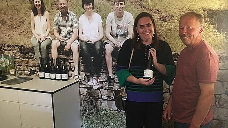 Carolina Erthal strahlt über das Gastgeschenk von Winzer Klaus Schäfer, eine Flasche Grauburgunder mit dem Namen "von Erthal".  Foto: Julia Schäfer