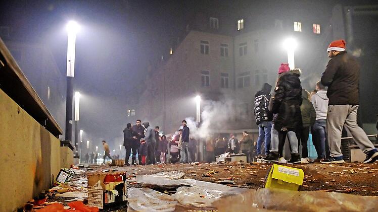 Ordentlich geböllert und gefeiert wurde in der Bamberger Innenstadt in der Silvesternacht, auch wenn in den vergangenen Jahren schon einmal deutlich mehr los war.  Fotos: Ronald Rinklef