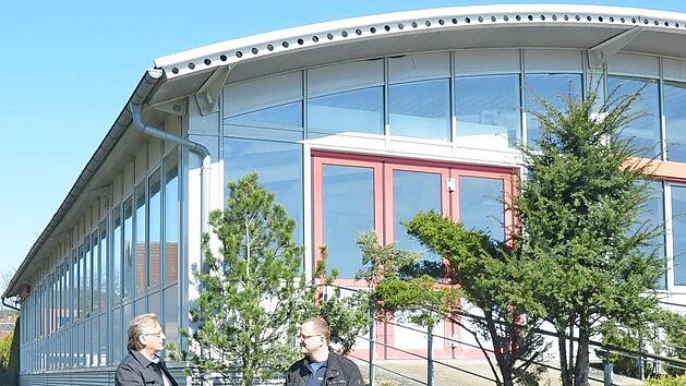 B&uuml;rgermeister Rainer Detsch (links) und stellvertretender Kommandant Christian Rebhan begehen die Baustelle der Scholz-Halle, die zum Feuerwehrareal umgebaut wird. An dieser Hallenseite entsteht noch ein Eingang, der direkt vom bestehenden Feuerwehrger&auml;tehaus ins EG der neuen Halle f&uuml;hrt. Foto: Karl-Heinz Hofmann