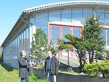 Bürgermeister Rainer Detsch (links) und stellvertretender Kommandant Christian Rebhan begehen die Baustelle der Scholz-Halle, die zum Feuerwehrareal umgebaut wird. An dieser Hallenseite entsteht noch ein Eingang, der direkt vom bestehenden Feuerwehrgerätehaus ins EG der neuen Halle führt. Foto: Karl-Heinz Hofmann