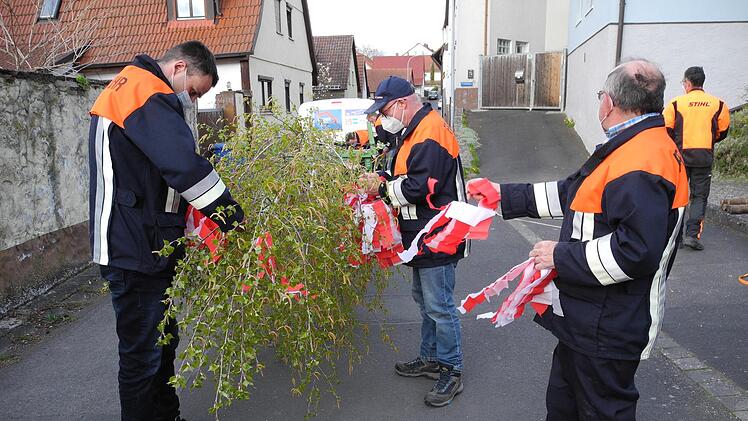 Bunte Bänder zieren die Baumkrone. Foto: ssp