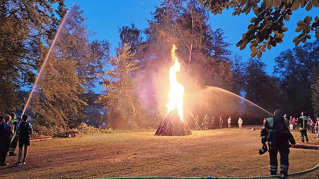 Beim Johannisfeuer der Wasserwacht-Ortsgruppe Marktschorgast am Goldbergsee sorgte die örtliche Feuerwehr für Sicherheit.