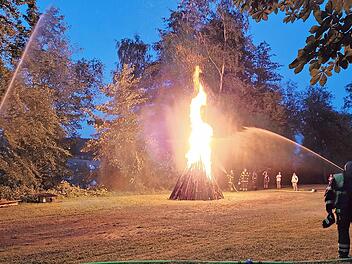 Beim Johannisfeuer der Wasserwacht-Ortsgruppe Marktschorgast am Goldbergsee sorgte die örtliche Feuerwehr für Sicherheit.