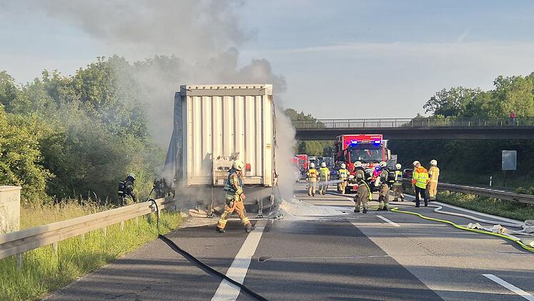 Lkw brennt auf A70 aus - Feuerwehr spricht nach Einsatz Lob aus