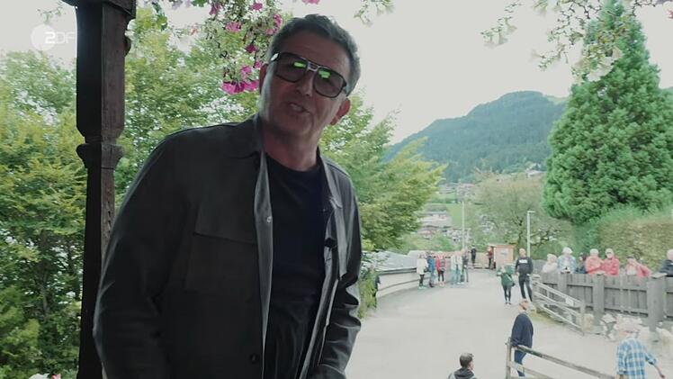 Hans Sigl nimmt sich in den Drehpausen Zeit f&uuml;r die Fans, die vor dem "Bergdoktor"-Haus warten.