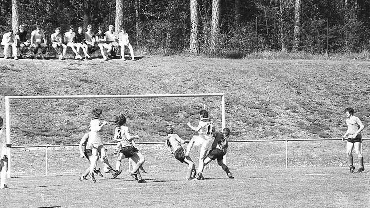 Der Anschlusstreffer des TSV Wonfurt zum 2:1: H. Kachelrieß (Nr. 11) trifft gegen Reichenbachs Keeper Wiener ins Netz. Die FC-Abwehrspieler G. Bötsch (Nr. 3) und F. Seith (Nr. 2) kommen zu spät.