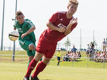 Der Neudrossenfelder Wirbelwind Dennis Pajonk (links) - hier im Spiel gegen Vach - kann beim Tabellenführer TSV Buch wieder mitspielen. Foto: Alexander Muck
