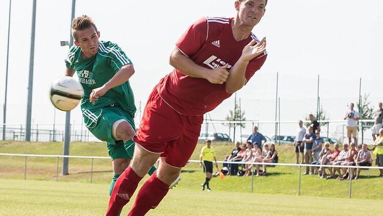 Der Neudrossenfelder Wirbelwind Dennis Pajonk (links) - hier im Spiel gegen Vach - kann beim Tabellenführer TSV Buch wieder mitspielen. Foto: Alexander Muck