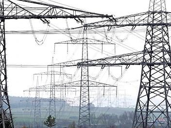 Wird im Landkreis eine neue 380-Kilovolt-Stromleitung gebaut, so oder so ähnlich wie sie auf dem Archivbild zu sehen ist?  Foto: Archiv/Marcus Führer