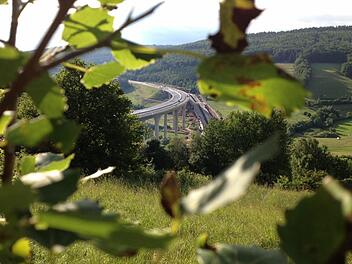 Für die Riedenberger ist klar: Es reicht schon, wenn sich die Autobahn durch ihre schöne Landschaft schlängelt. Foto: Sebastian Schmitt-Mathea