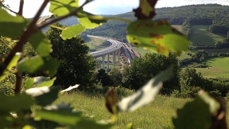 Für die Riedenberger ist klar: Es reicht schon, wenn sich die Autobahn durch ihre schöne Landschaft schlängelt. Foto: Sebastian Schmitt-Mathea