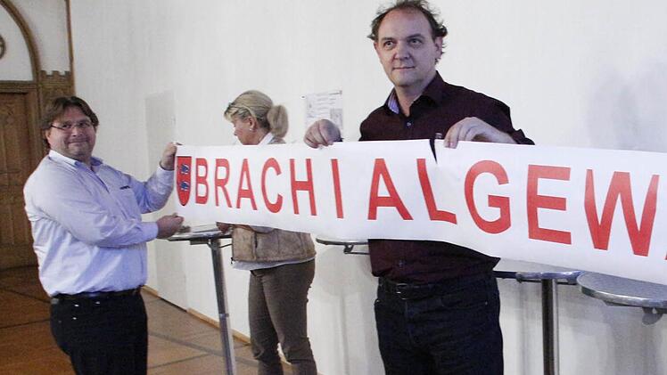Ihr Protesttransparent mussten die BI-Mitglieder schnell wieder einpacken. Im Rathaus herrsche Neutralität, wies sie Bürgermeister Franz Streit an.