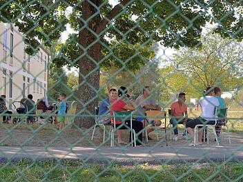 lüchtlinge in Manching, dem bundesweit ersten Aufnahmezentrum für Asylbewerber aus dem Balkan. Fotos: Falk Heller/epd