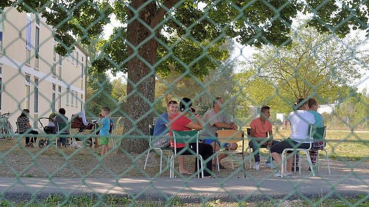 lüchtlinge in Manching, dem bundesweit ersten Aufnahmezentrum für Asylbewerber aus dem Balkan. Fotos: Falk Heller/epd